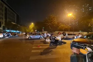 Hà Nội: Ô tô phóng nhanh hất văng người trên xe máy rồi lật ngửa