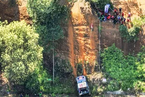 Mãn nhãn với những màn vượt dốc cheo leo của ô tô địa hình