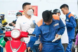 Hà Nội: Một số cửa hàng bán xăng 'chập chờn', có nơi chỉ bán 50.000 đồng/xe máy