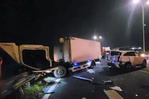 Tai nạn liên hoàn trên cao tốc, 7 ô tô bị hư hỏng nặng