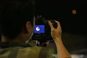 Người dân Hà Nội hào hứng đi xem hiện tượng nguyệt thực