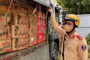 Hà Nội: Xe tải chở 36.000 gói xúc xích nhập lậu