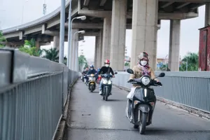 Người Hà Nội co ro ra đường trong cái rét đầu đông