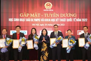 Vinh danh học sinh đoạt giải Olympic và Khoa học kỹ thuật quốc tế