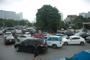 Hà Nội: Ô tô xếp hàng dài chờ đến lượt đăng kiểm