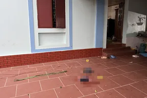 Người dân vây bắt nghi phạm chém 3 người ở Bắc Giang 