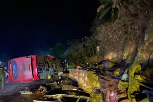 Xe khách mất phanh va vào xe máy, 2 người tử vong