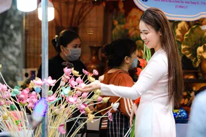 Chợ hoa lâu đời nhất Hà Nội nhộn nhịp Tết Nguyên đán