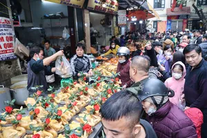 Gà luộc ngậm hoa hồng hút khách đêm giao thừa