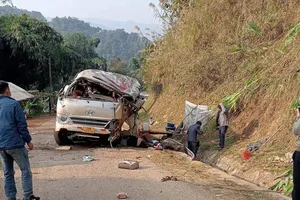 Xe ô tô chở 18 người đi dự đám cưới bị lật, nhiều người thương vong