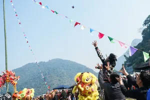 Trai bản hào hứng với màn tung còn trong lễ hội Lồng Tồng