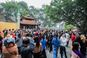 Hàng nghìn người đổ về đền Bà Chúa Kho dịp đầu năm mới