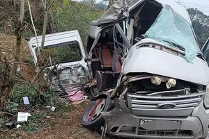 Xe khách va chạm với xe đầu kéo: 2 người chết, nhiều người bị thương 