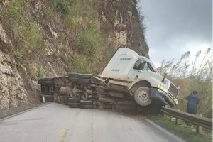 Xe đầu kéo đâm vào vách núi, giao thông ùn tắc kéo dài