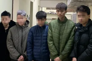 Cho rằng hay bị nói xấu, nhân viên quán cà phê vác dao chém đồng nghiệp