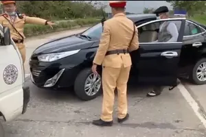 Bị kiểm tra nồng độ cồn, tài xế 65 tuổi lái xe hất văng CSGT