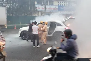Xe ô tô Mercedes đang chạy thì bốc cháy ở TP Hà Nội 