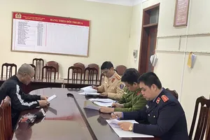 Tài xế vật ngã CSGT bị xử phạt, tước giấy phép lái xe 23 tháng 