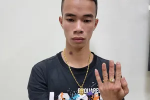 Lẻn vào đám cưới trộm phong bì rồi đi mua vàng