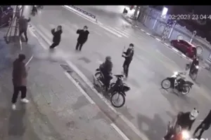 Hôn con trai trước khi hỗn chiến với nhóm thanh thiếu niên