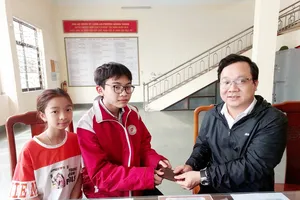 Hai học sinh nhặt được của rơi trả lại người đánh mất