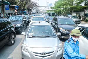 Người dân Hà Nội xếp hàng dài chờ đăng kiểm xe