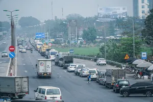 Hà Nội "tắc" đăng kiểm, chủ xe đi tỉnh khác không được lại quay về Hà Nội xếp hàng chờ