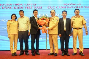 Cục CSGT bàn giao 50 cán bộ CSGT hỗ trợ kiểm định xe cơ giới