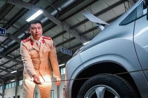 Hàng nghìn phương tiện được đăng kiểm khi có sự 'chi viện' của CSGT