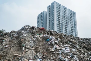Cận cảnh núi rác tự phát cao cả chục mét 'bủa vây' chung cư ở Hà Nội