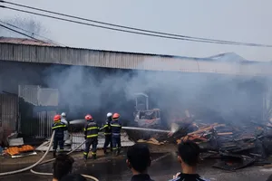 Hà Nội: Cháy lớn tại khu để đồ dùng cũ