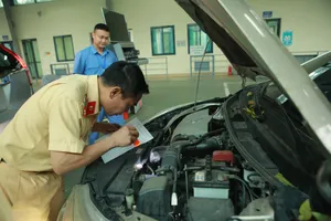 Tăng cường CSGT hỗ trợ công tác kiểm định tại Hà Nội và TP.HCM