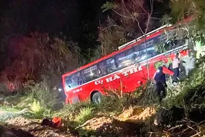 Xe khách mất lái lao vào vách núi trong đêm, 2 người thương vong