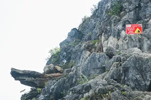 Leo mỏm đá ‘sống ảo’ ở Mã Pí Lèng, du khách bị đá rơi, ngã lộn chấn thương nặng