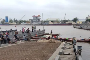 Bị tàu 3.000 tấn va vào, nhân viên cầu phao rơi xuống sông mất tích