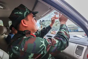 Kiểm định viên quân đội ngày đầu hỗ trợ đăng kiểm tại Hà Nội