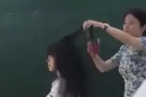 Xôn xao clip cô giáo dùng kéo cắt tóc nữ sinh trên lớp học