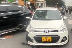 Tài xế taxi lái xe tông tử vong bảo vệ khu đô thị