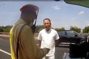 Dùng GPLX, thẻ nhà báo giả mua trên mạng để đối phó với CSGT