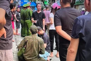 Truy tìm tài xế lái ô tô hất công an lên nóc capo rồi bỏ chạy