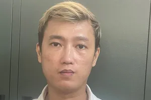 Bắt khẩn cấp nam thanh niên lái xe ‘diễn xiếc' trước Nhà Hát Lớn ở Hà Nội