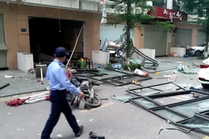 Nổ lớn tại khu nhà làm quán ăn, cửa kính bị hất bay