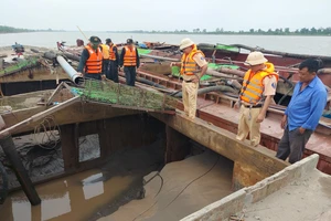 CSGT đường thủy mật phục bắt giữ 3 tàu hút cát trái phép