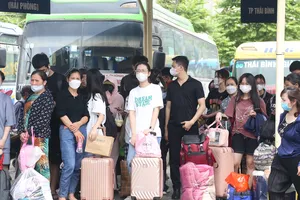 Lỉnh kỉnh đồ đạc về quê dịp nghỉ lễ 30-4