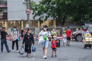 Người dân lỉnh kỉnh đồ đạc trở lại Thủ đô sau dịp nghỉ lễ