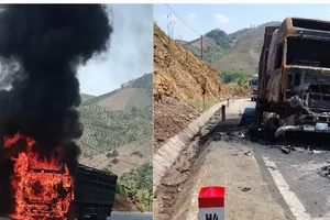 Xe đầu kéo bốc cháy ngùn ngụt giữa trưa nắng trên Quốc lộ 6