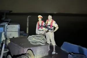 CSGT bắt tàu khai thác cát trái phép trên sông Hồng 