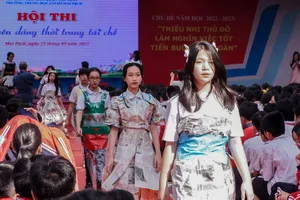 Túi nilon, bao tải... thành thời trang duyên dáng