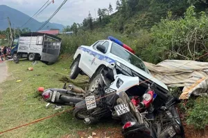 Xe của CSGT tông liên hoàn xe máy, ô tô đỗ bên đường