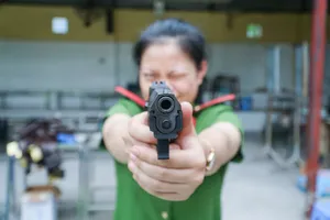 Học viên Cảnh sát bắn súng, luyện võ dưới thời tiết đầu hè